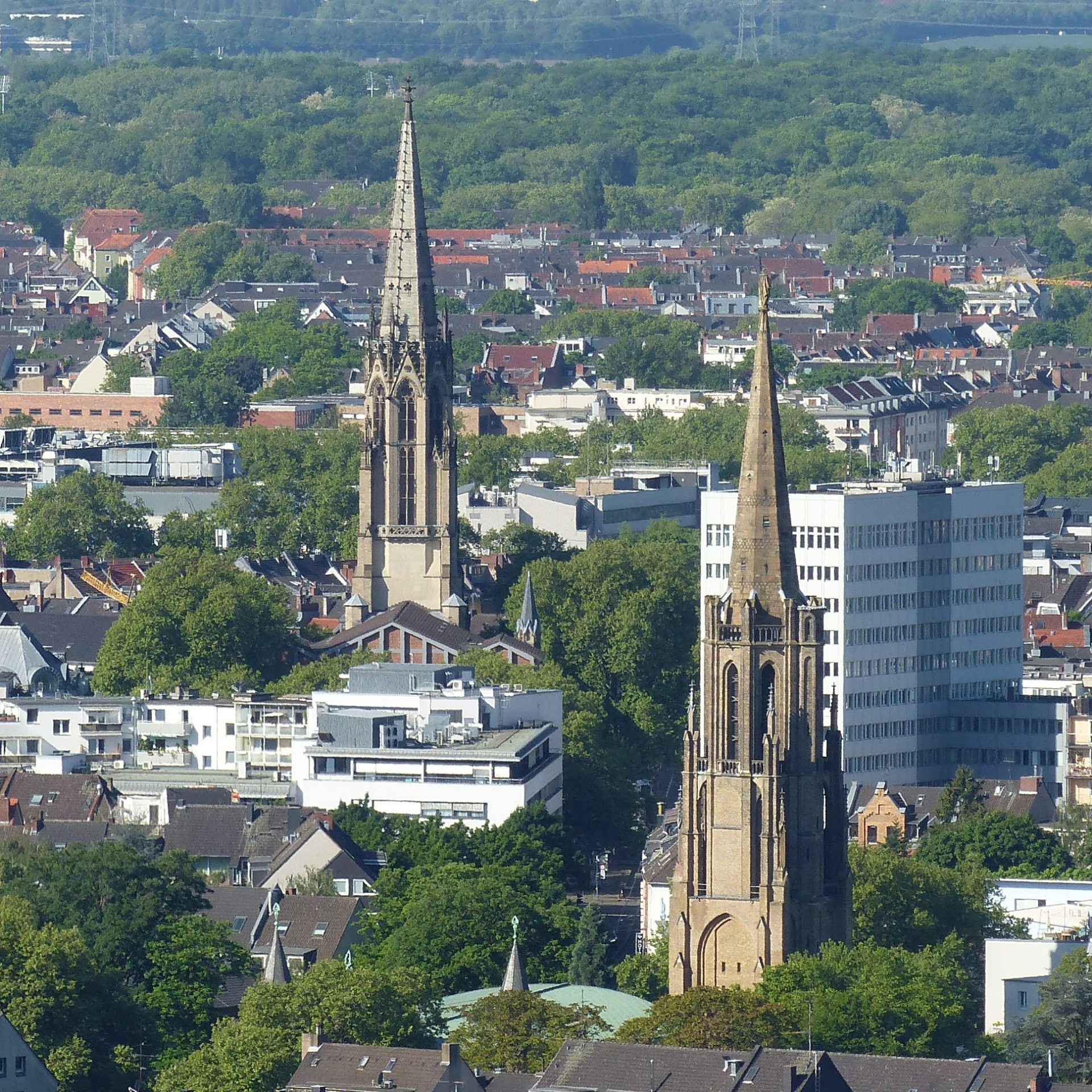 Herz Jesu (hintere Kirche). St. Mauritius (vorne)