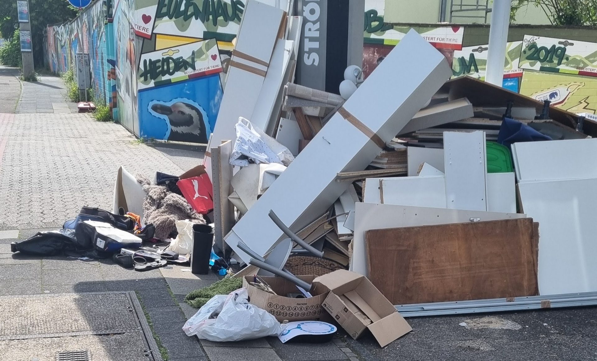 Große Menge Sperrmüll, wilder Müll.