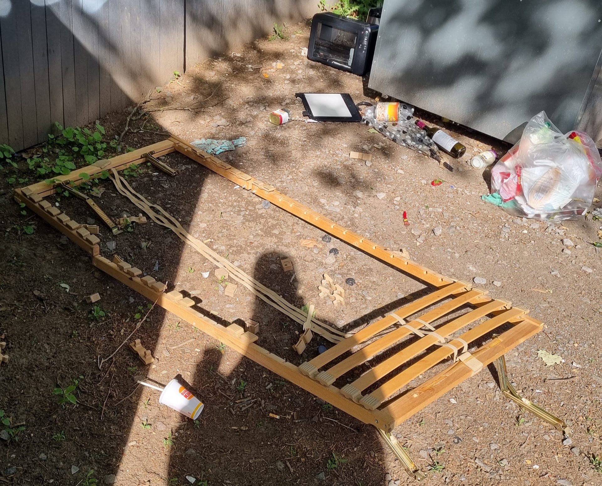 Wilder Müll auf der Fläche neben einem Altkleidercontainer.