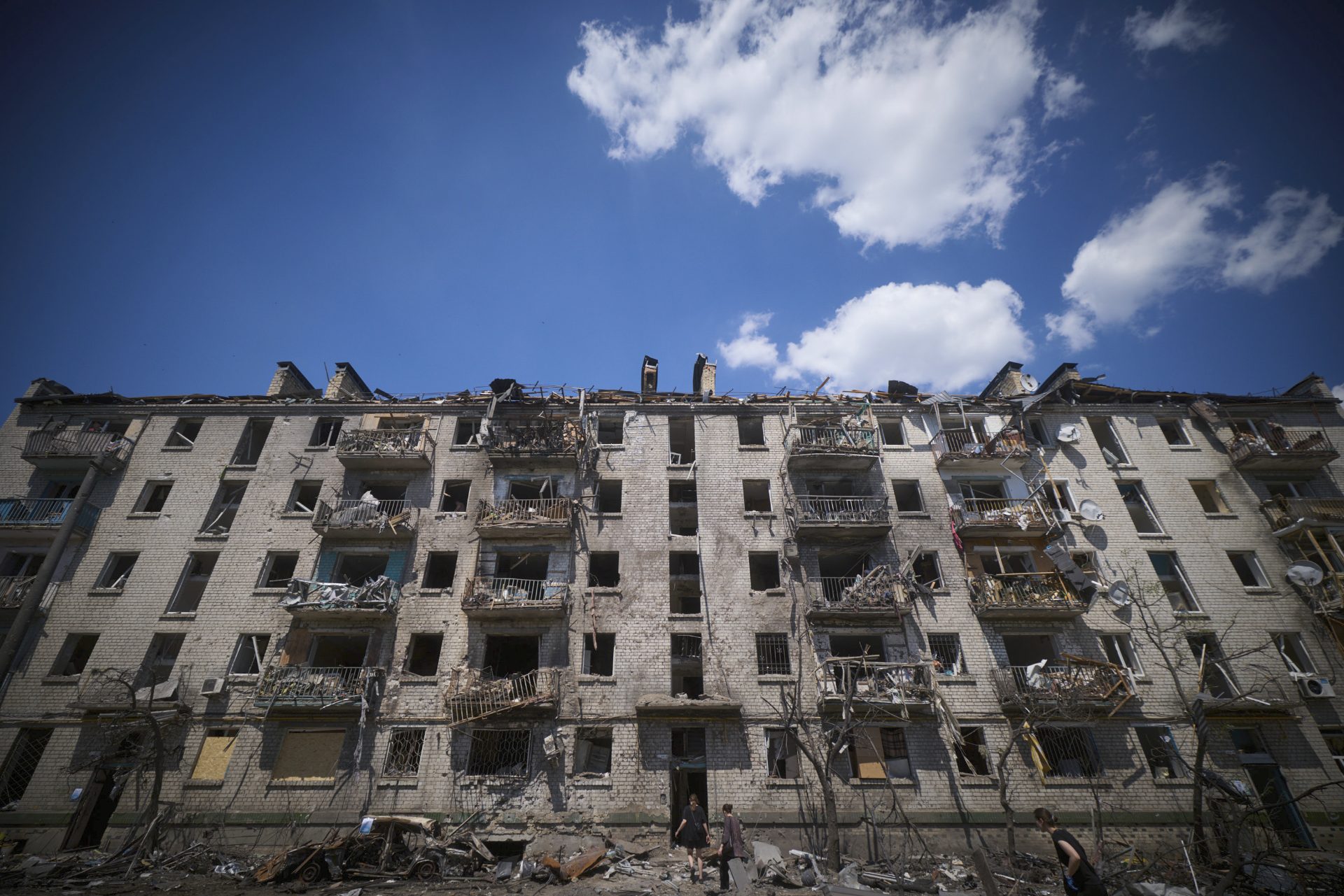 Contrapicado de un edificio dañado por los ataques. En pie pero con las ventanas rotas y ennegrecidas marcando el lugar por donde han escapado las llamas