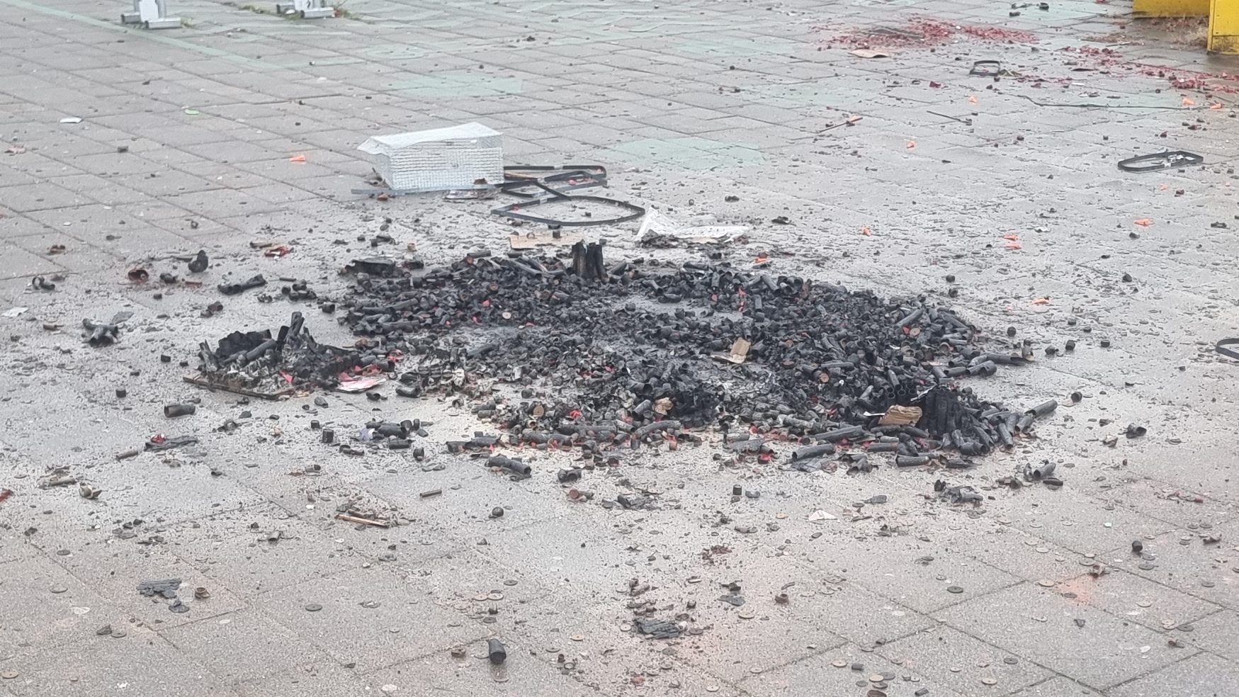 Überreste eines großen Menge an abgebranntem Feuerwerk.