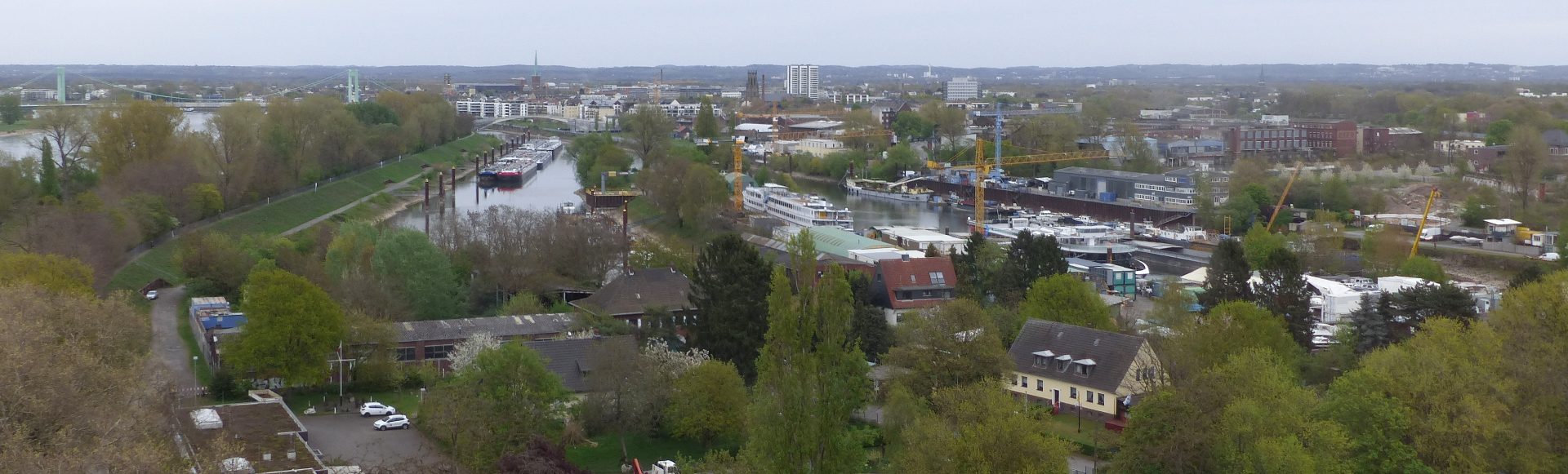 Blick auf den Wetterschutzhafen in Mülheim. Im Hintergrund links, die Mülheimer Brücke.