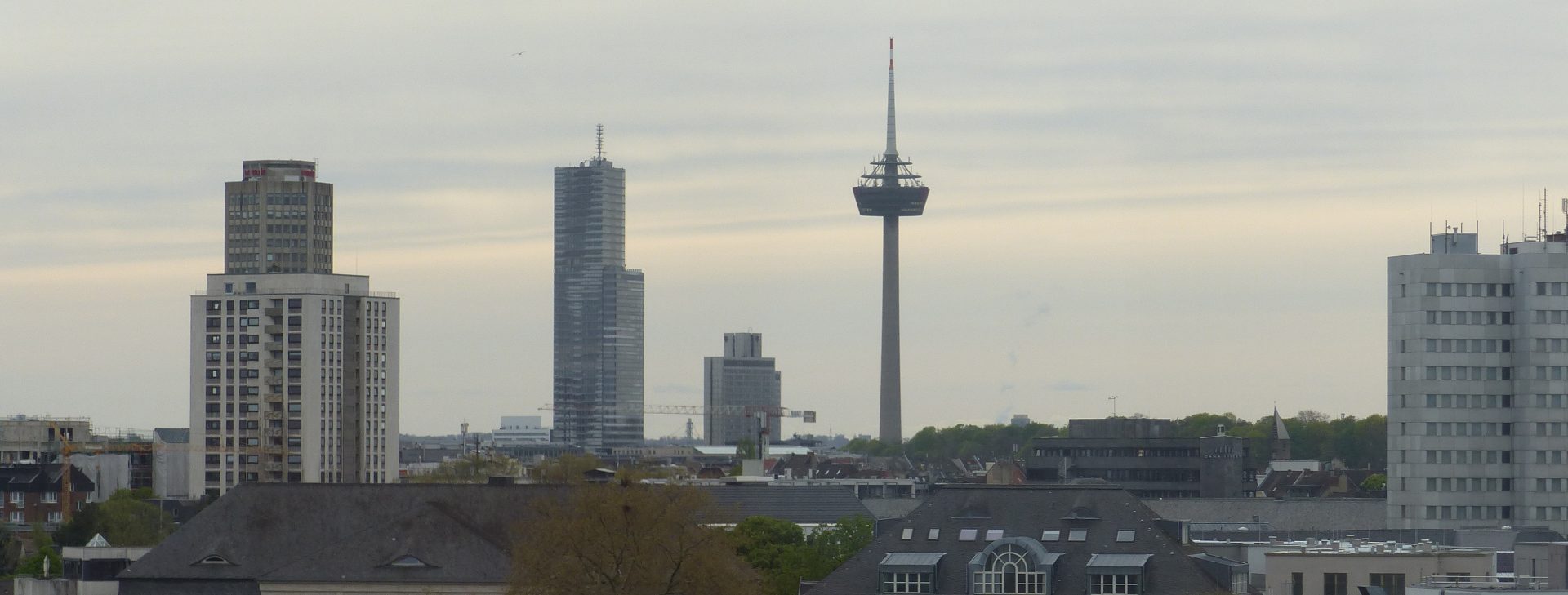 Blick über die Dächer von Köln auf den Colonius.
