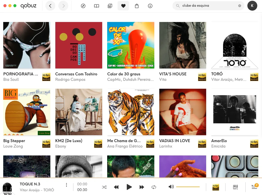 Galeria de álbuns e playlists no aplicativo Qobuz, exibindo uma grade com capas de diversos álbuns de música brasileira e internacional. A interface inclui títulos de faixas, nomes de artistas, ícones de classificação (IMDb), controles de reprodução na parte inferior (play, pausa, próxima faixa, volume), uma barra de progresso, e um ícone de usuário no canto superior direito. O fundo é escuro com texto em branco, típico de um aplicativo de streaming de música em modo noturno.