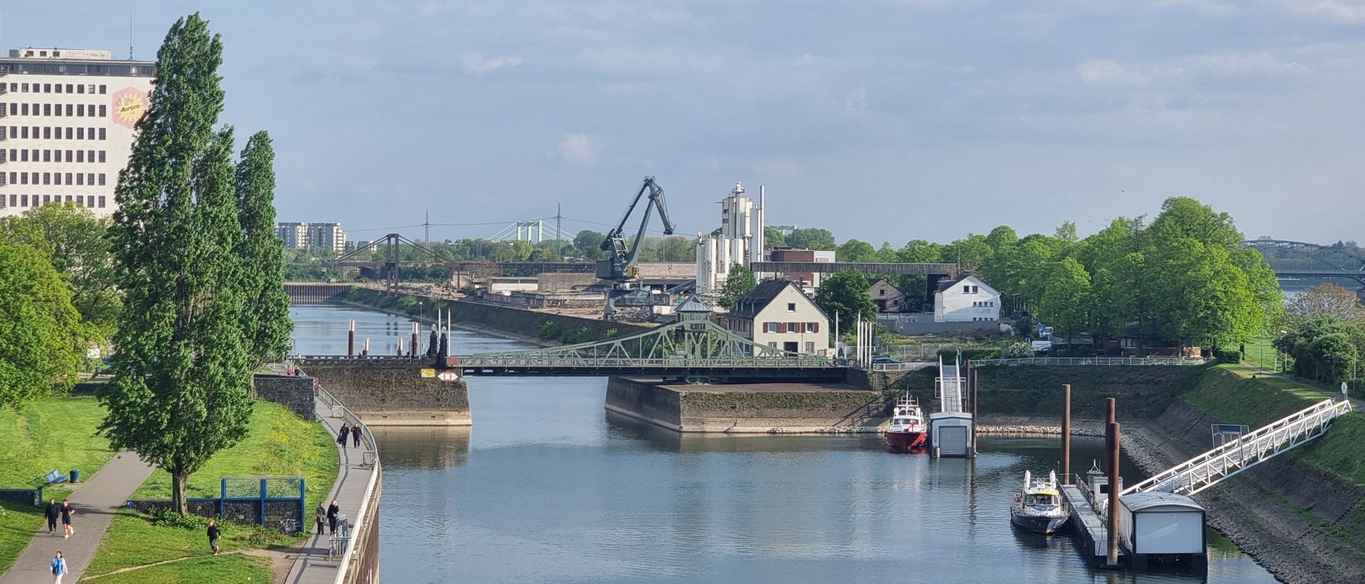 Deutzer Hafen mit Drehbrücke. Deutz harbor with swing bridge.