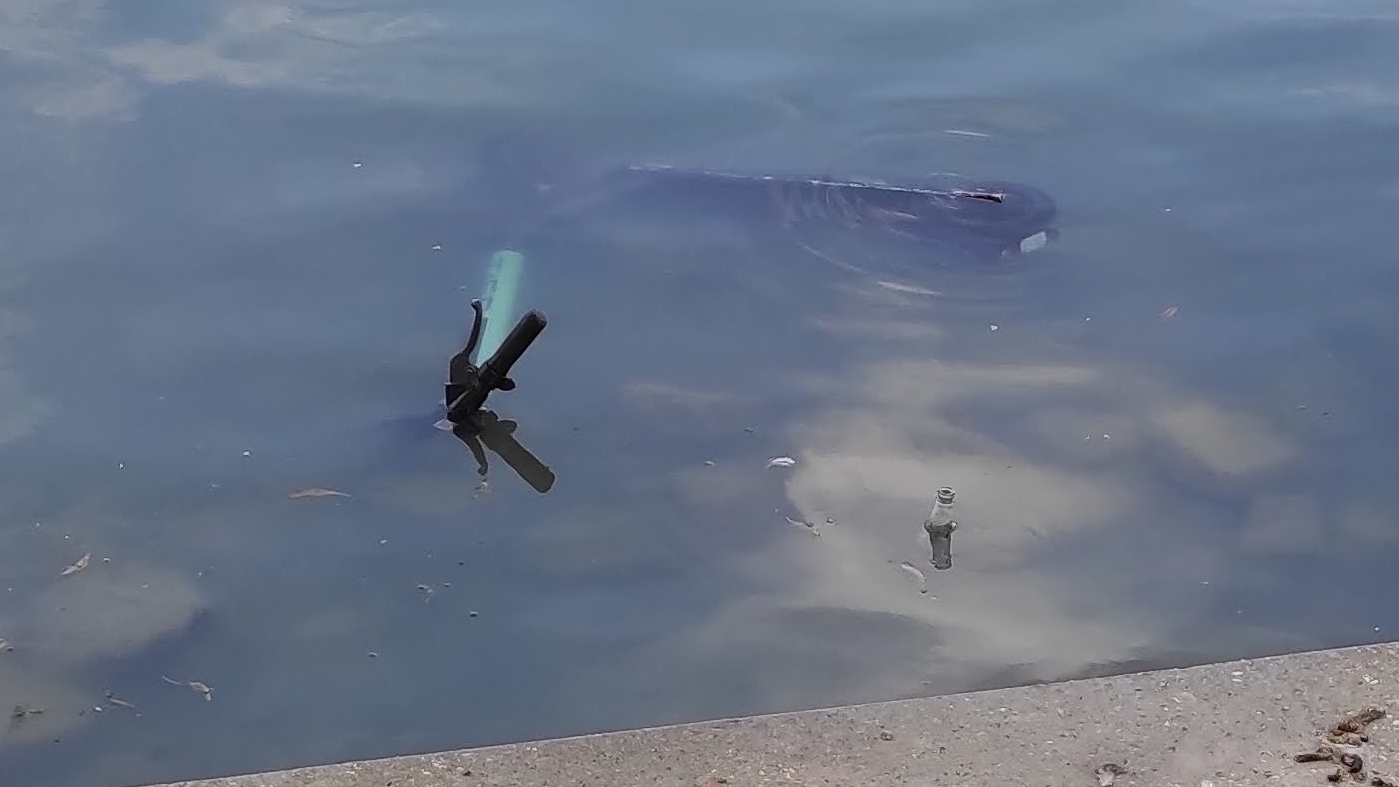 In einem städtischen Weiher entsorgter E-Scooter.