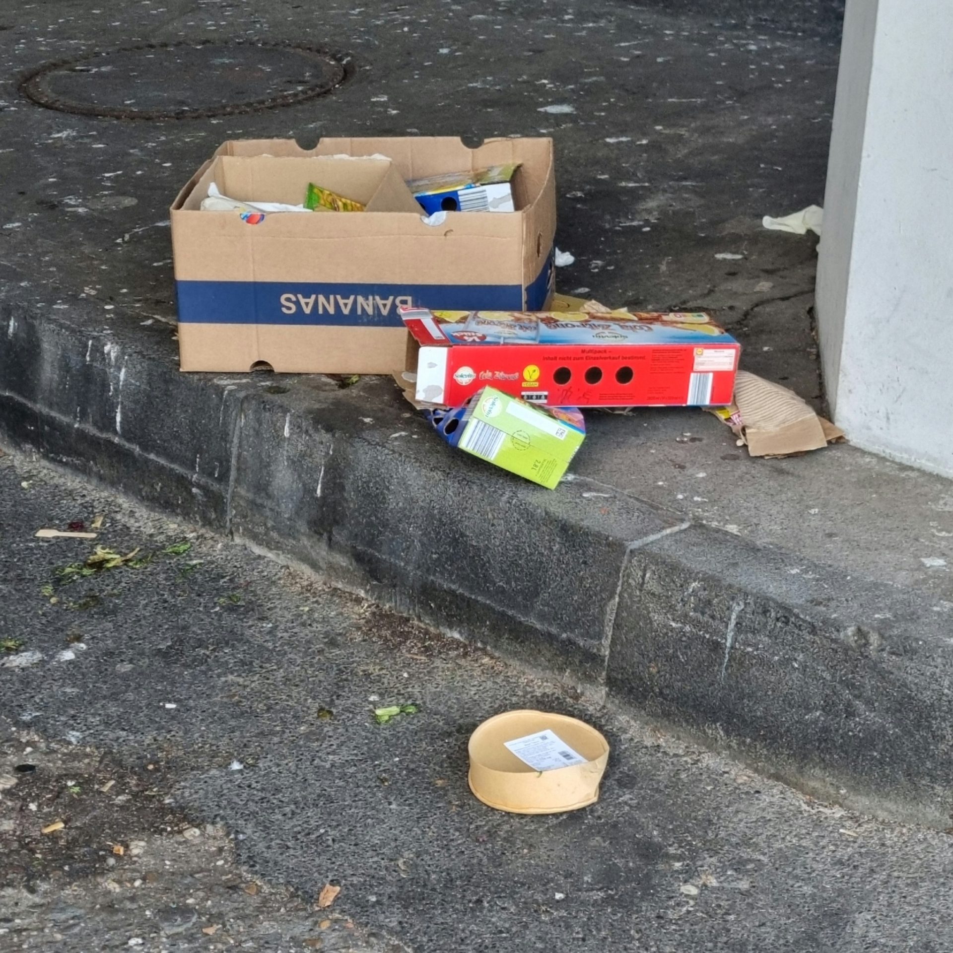 Wilder Müll auf einem Parkplatz.