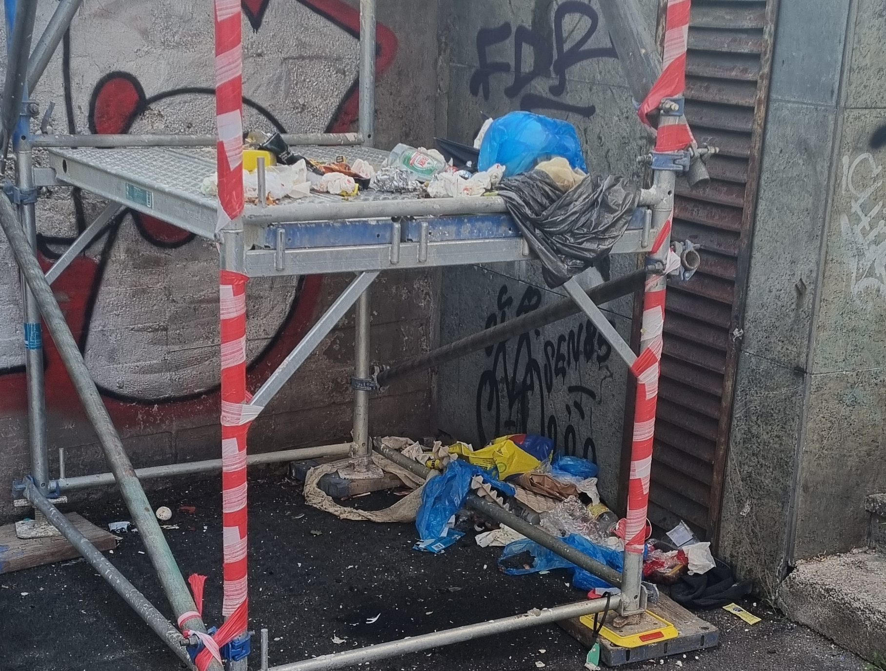 Vermüllung bei einem Baugerüst.