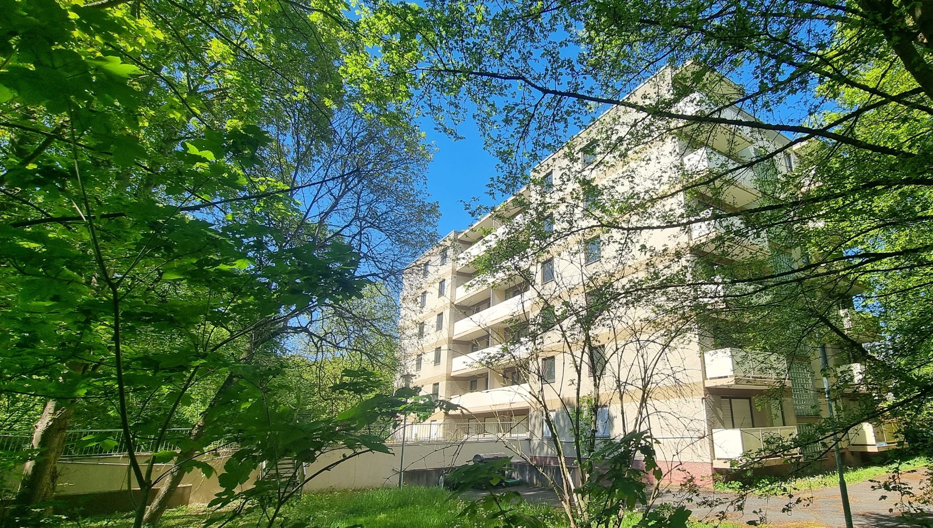 Ein leerstehendes und ehemals von der Russischen Handelsmission genutztes Gebäude. A vacant building that was formerly used by the Russian Trade Mission.
