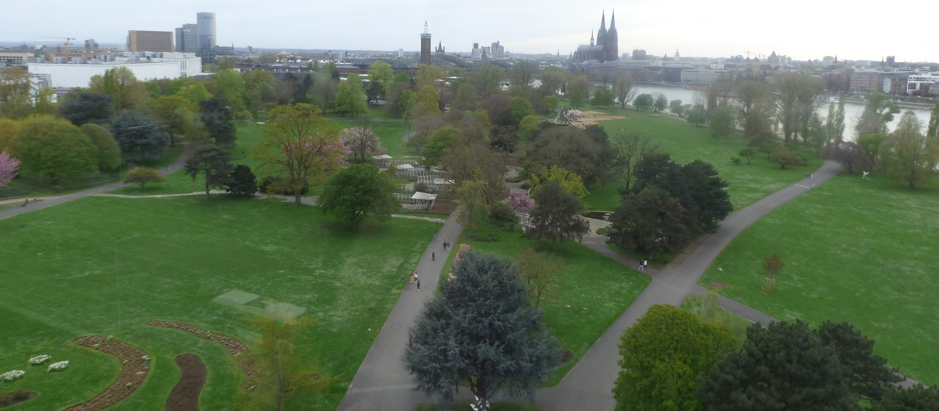 Blick auf den Rheinpark und das links- und rechtsrheinische Köln.