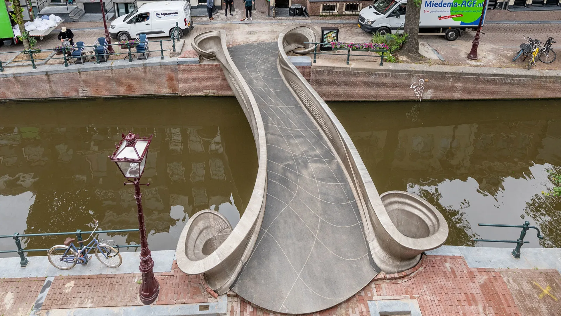 On the MX3D, load is optimised so that every part contributes equally to aesthetic and structure. Such a shape is of course undoable without computer simulation.