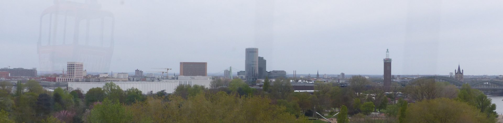 Blick über den Rheinpark auf Deutz. Mit dem Messegelände, im Hintergrund der Severinsbrücke und dem Cologne View.