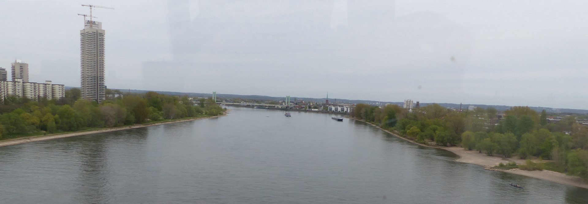 Blick auf den Rhein, das links- und rechtsrheinsche Ufer von Köln und in der Ferne die Mülheimer Brücke.