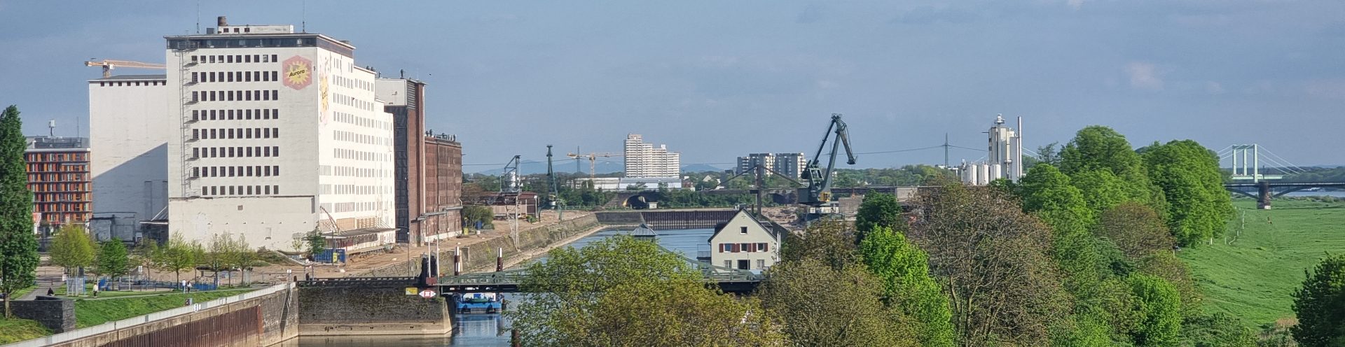 Deutzer Hafen mit Drehbrücke. Deutz harbor with swing bridge.