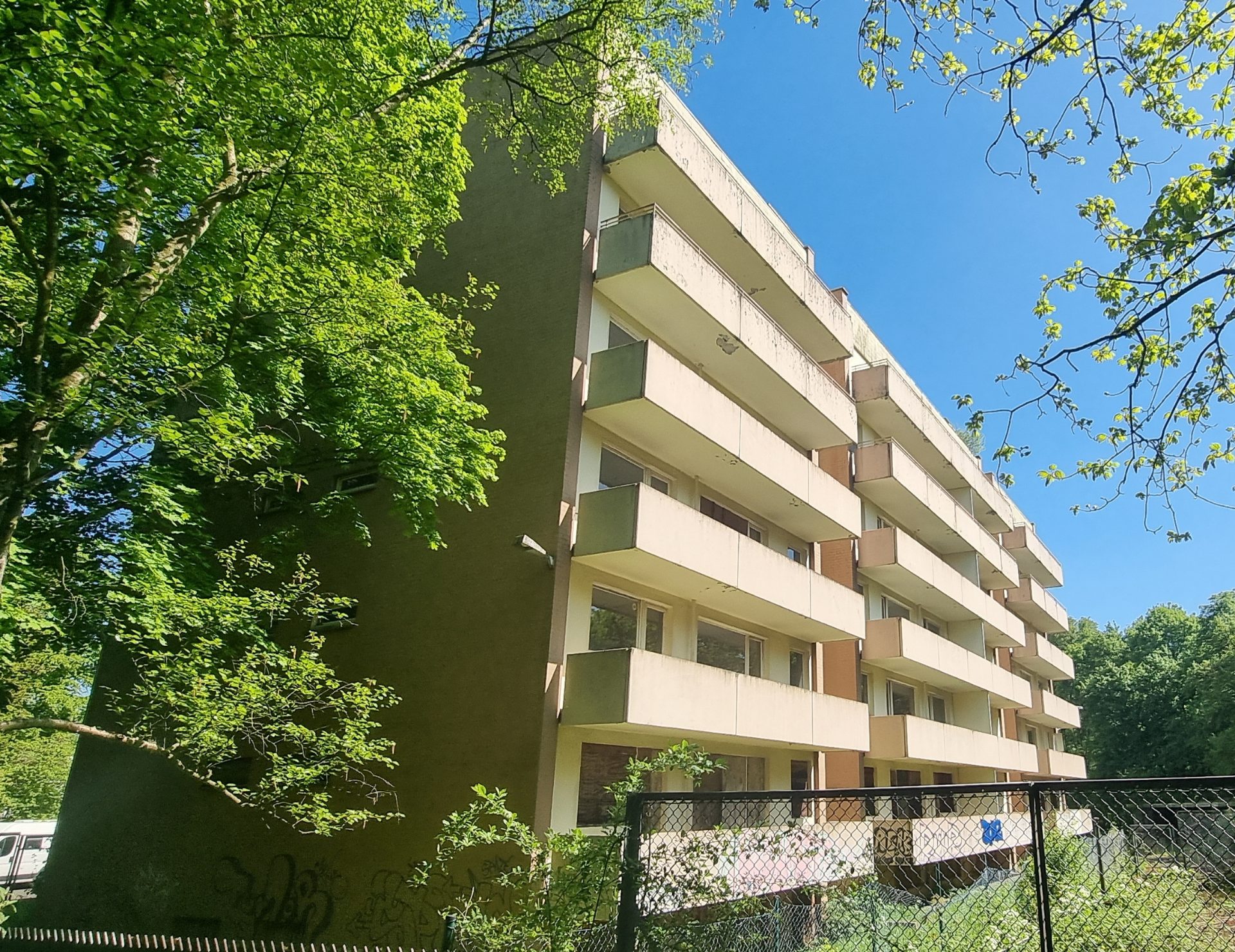 Ein leerstehendes und ehemals von der Russischen Handelsmission genutztes Gebäude. A vacant building that was formerly used by the Russian Trade Mission.