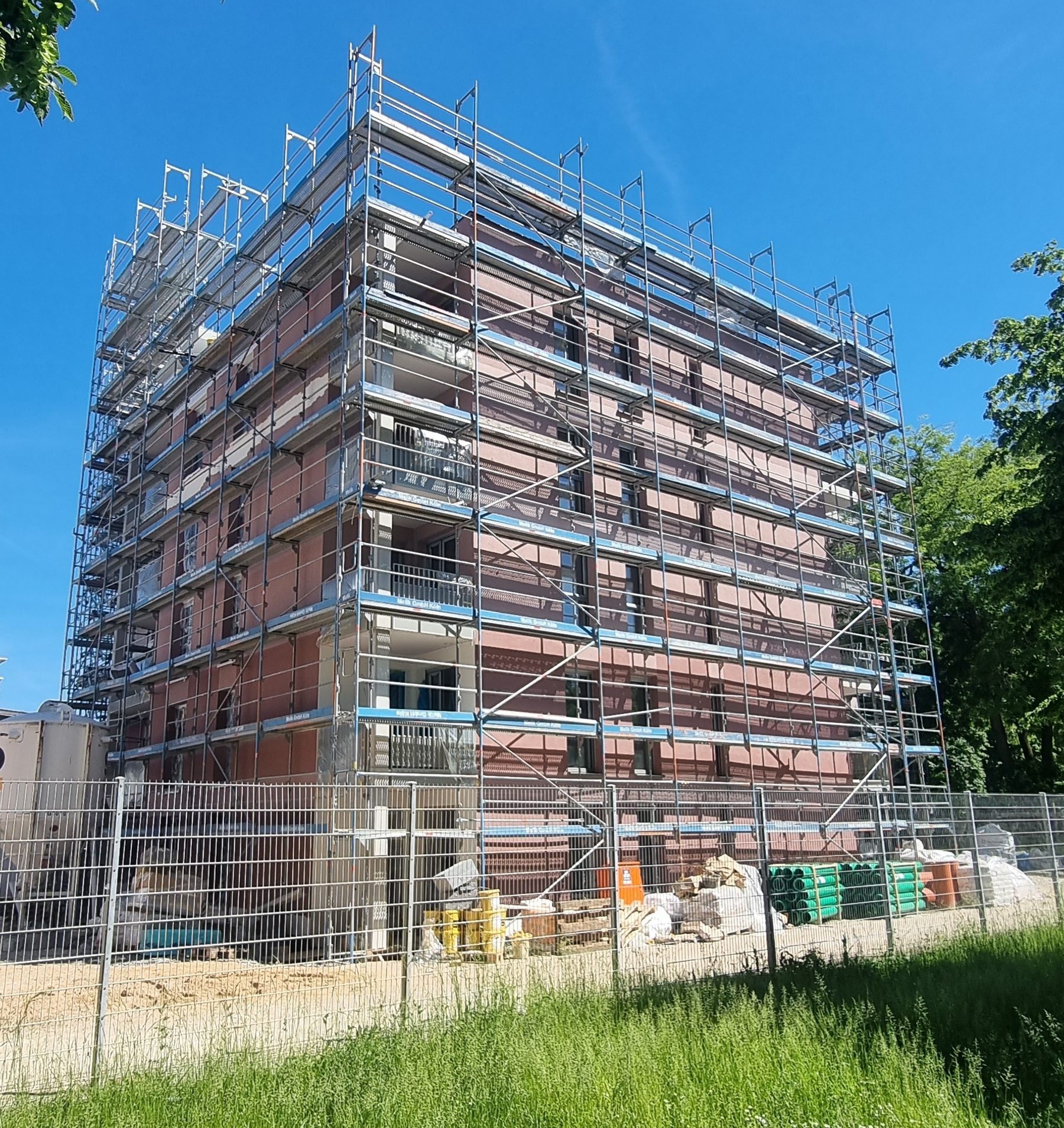 Eingerüsteter Neubau eines Mehrparteienhaus.