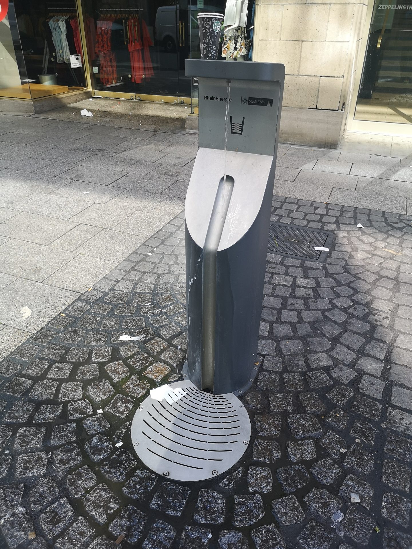 Trinkwasserbrunnen in einer Einkaufsstraße in der Kölner Innenstadt.