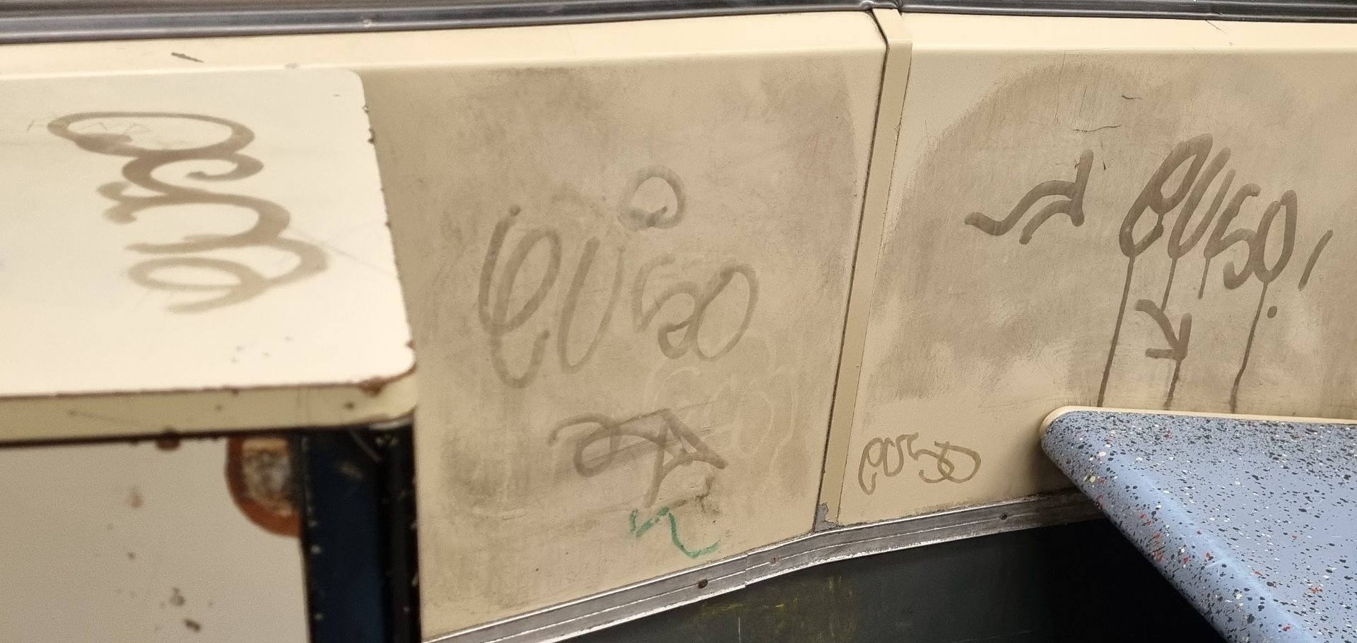 Mit Graffiti beschmierter Innenraum einer Stadtbahn.