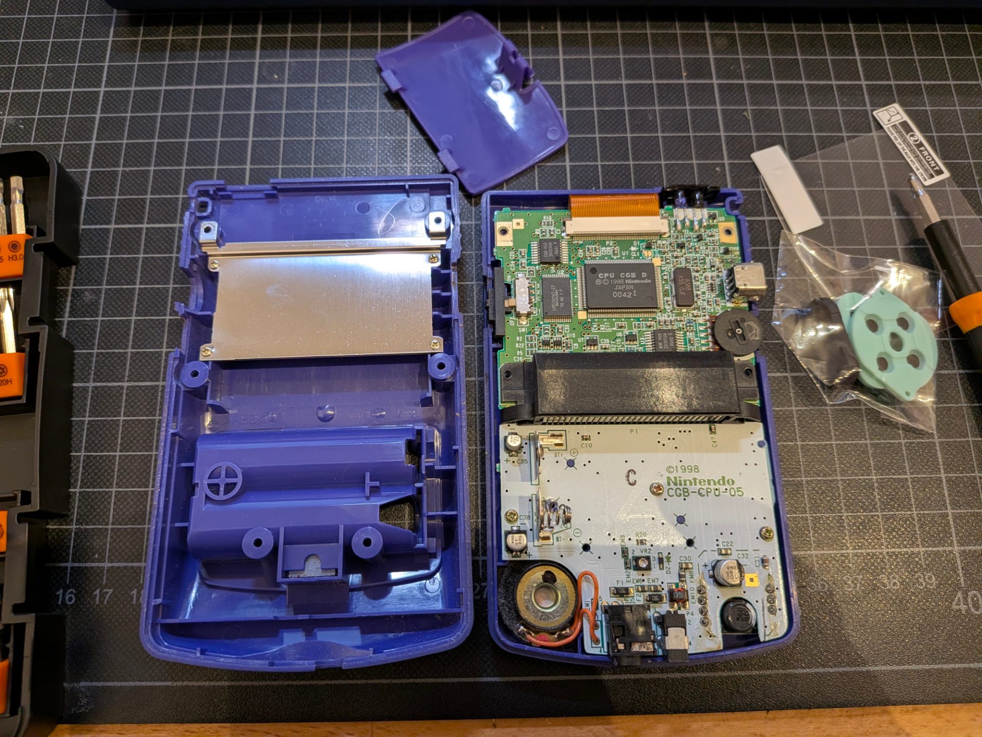 The Gameboy disassembled showing the halfs of the body, left side the bottom and right top with the circuitboard inside