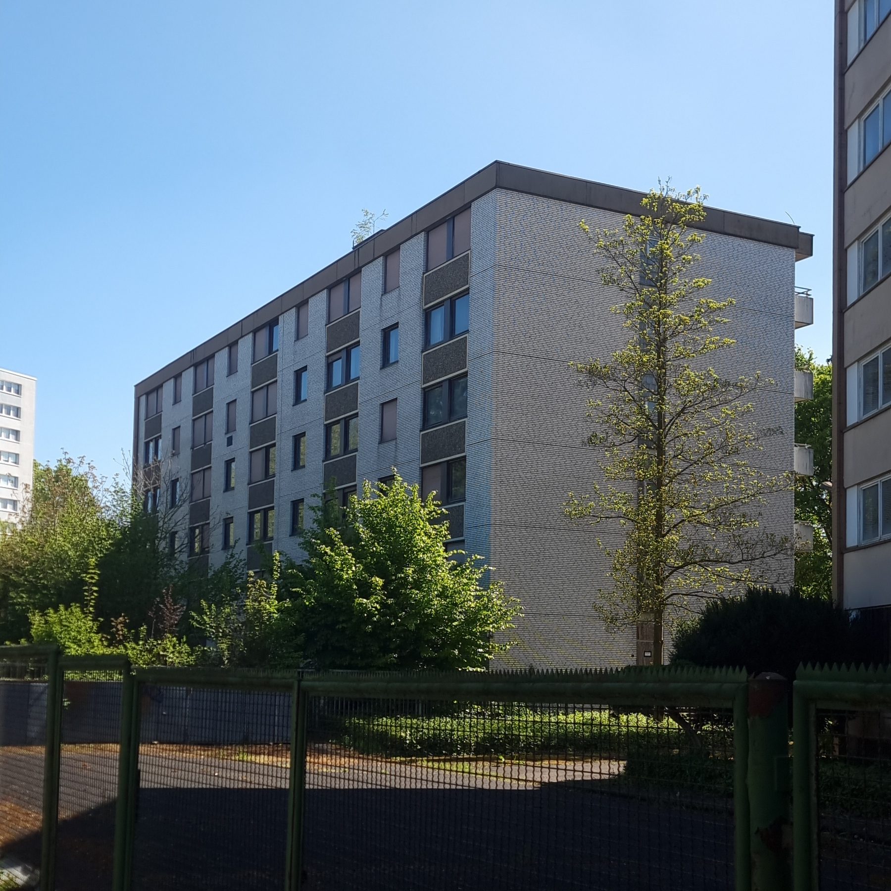 Ein leerstehendes und ehemals von der Russischen Handelsmission genutztes Gebäude. A vacant building that was formerly used by the Russian Trade Mission.