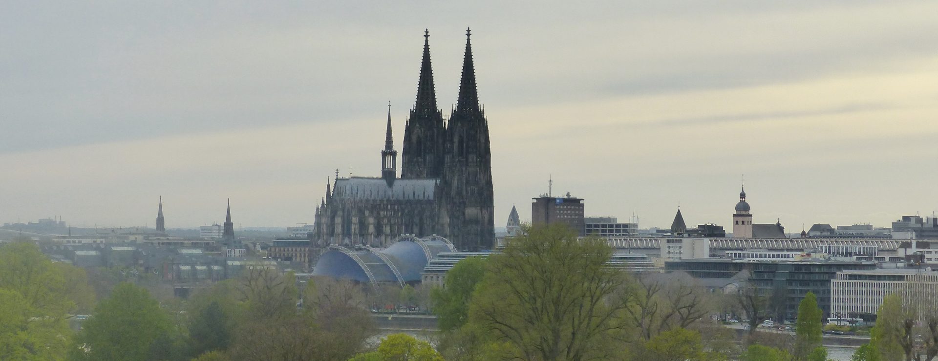 Nahaufnahme der Skyline vom linksrheinischen Köln. Mit Kölner Dom, dem Musical Dome, St. Aposteln, dem WDR, St. Andreas und St. Mariä Himmelfahrt.