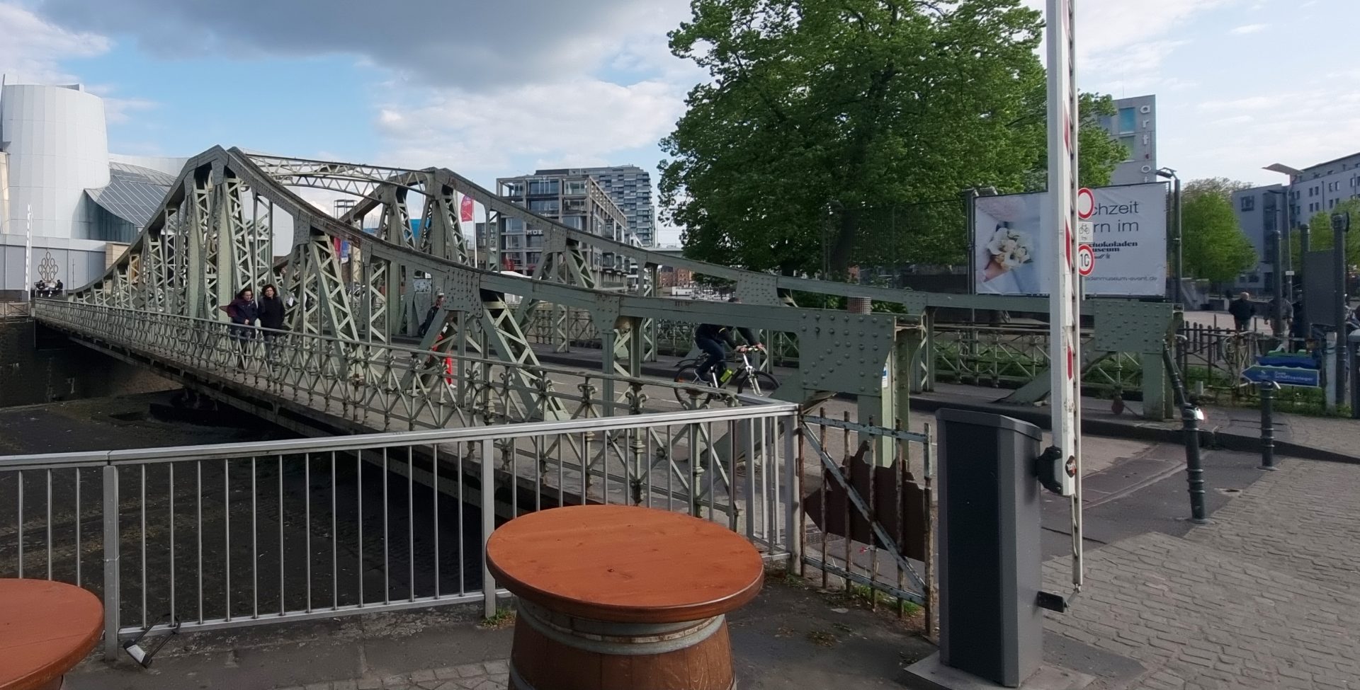 Drehbrücke  (Rheinauhafen). Swing bridge  (Rheinauharbor).