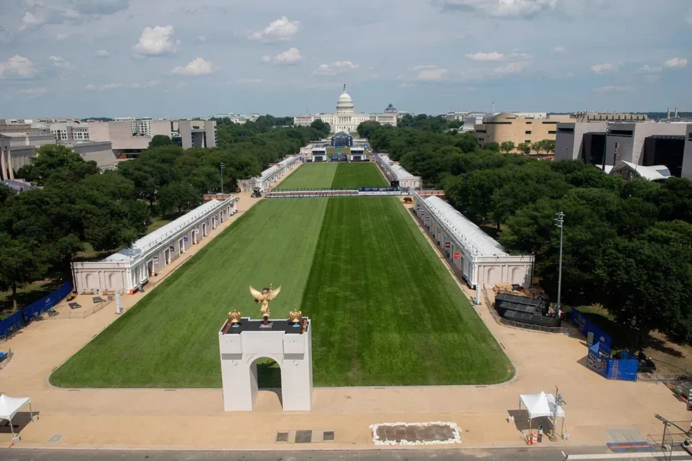 Vista aérea de la Gran Feria Americana, se ve el césped completamente vacío. No hay ninguna persona a la vista.