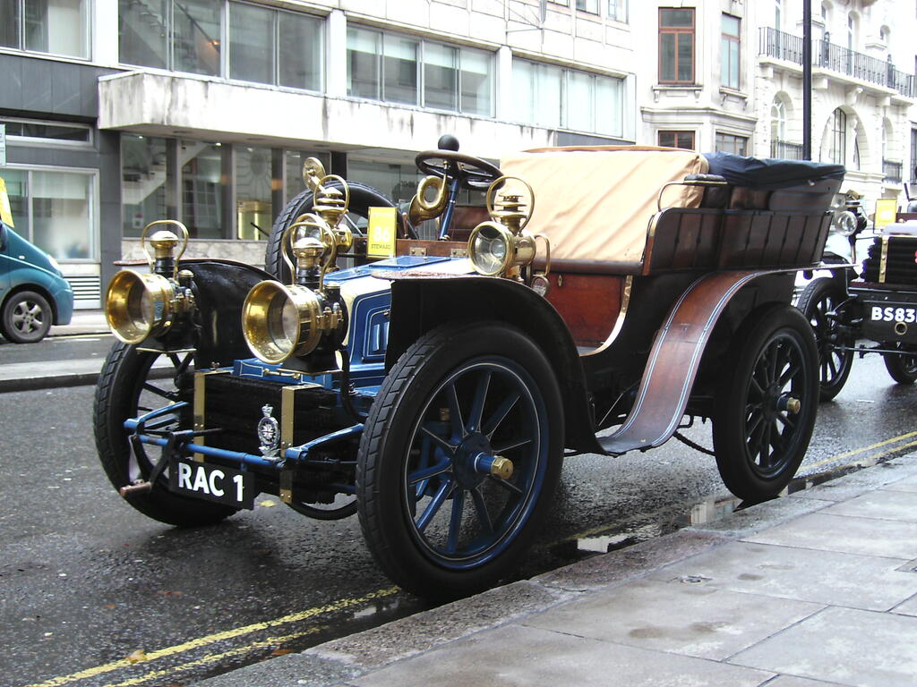 A really old car shot with the Traveler DC-6900 a camera that cost me 50p