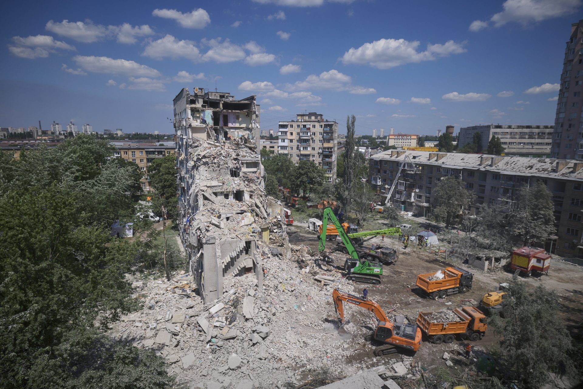 Vista aérea de un edificio en Kyiv, medio edificio se ha derrumbado y la otra mitad aún continúa en pie.