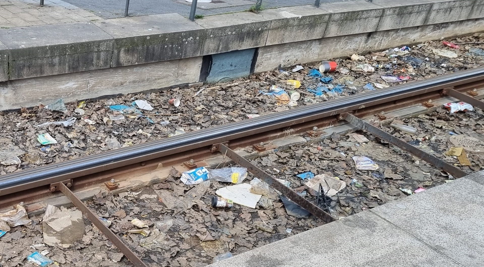 Verschiedene Abälle im Gleisbett an einer Stadtbahnhaltestelle.