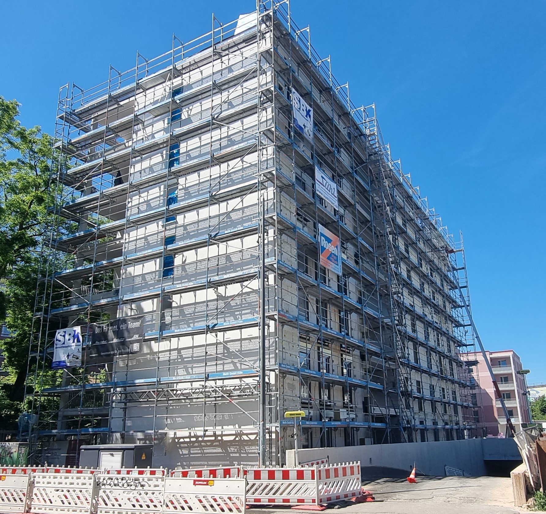 Eingerüsteter Neubau eines Mehrparteienhaus.