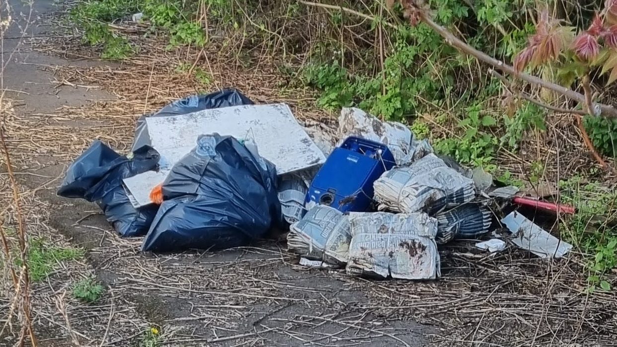 Wilder Müll auf einem Gehweg.