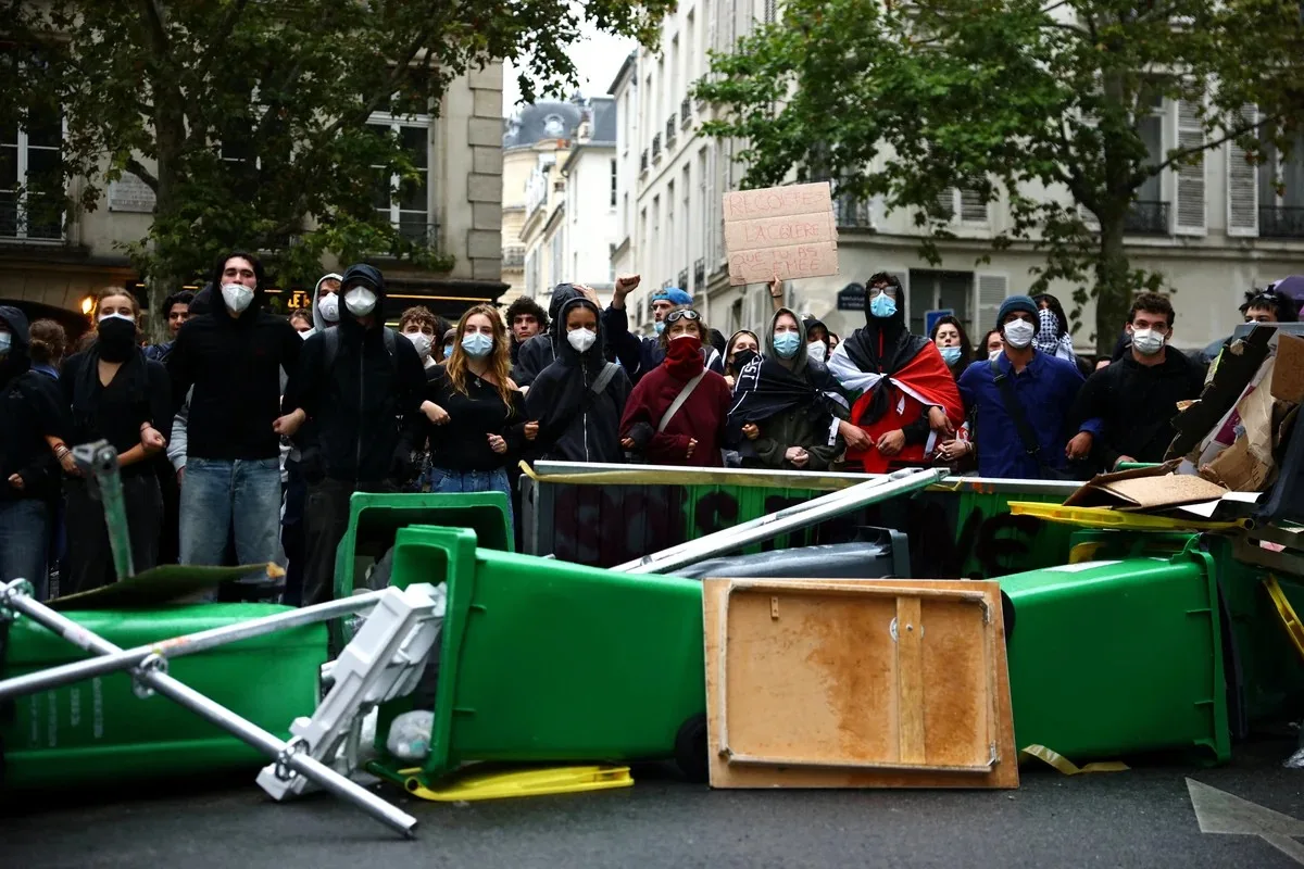Die Proteste der Schü­le­r*in­nen und Studierenden in Frankreich gehen trotz massiver Polizeigewalt weiter. Paris am 7. 10. 2026  
Foto: Sarah Meyssonnier/imago