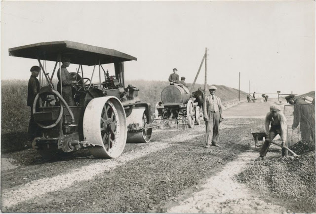 Historical photograph of people doing “szarwark” repairing a road in Poland.