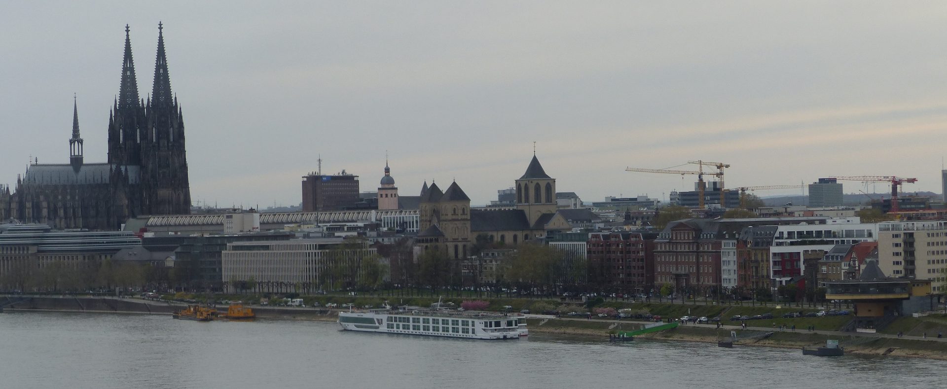 Blick auf das linksrheinische Ufer von Köln. Mit Kölner Dom, EASA Gebäude, St. Mariä Himmelfahrt, St. Kunibert und der Bastei.
