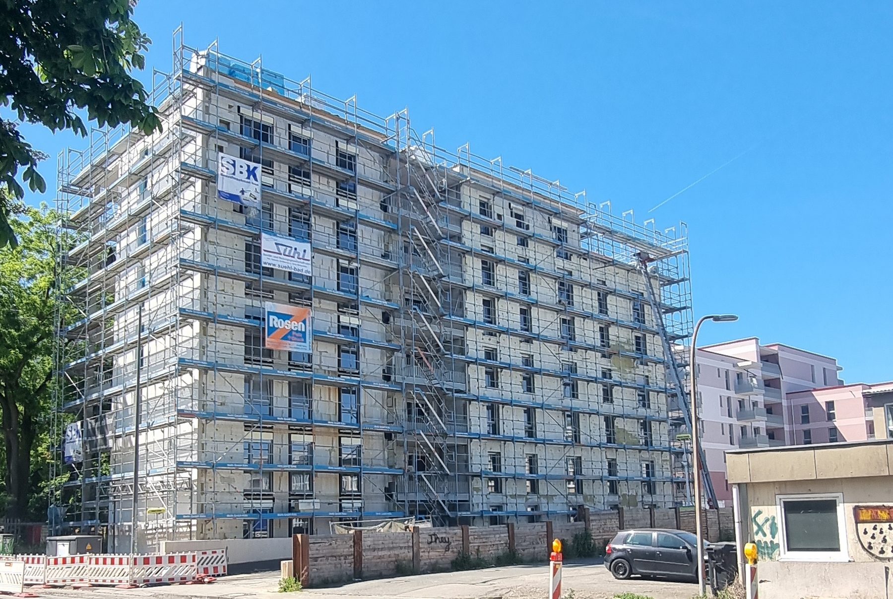 Eingerüsteter Neubau eines Mehrparteienhaus.