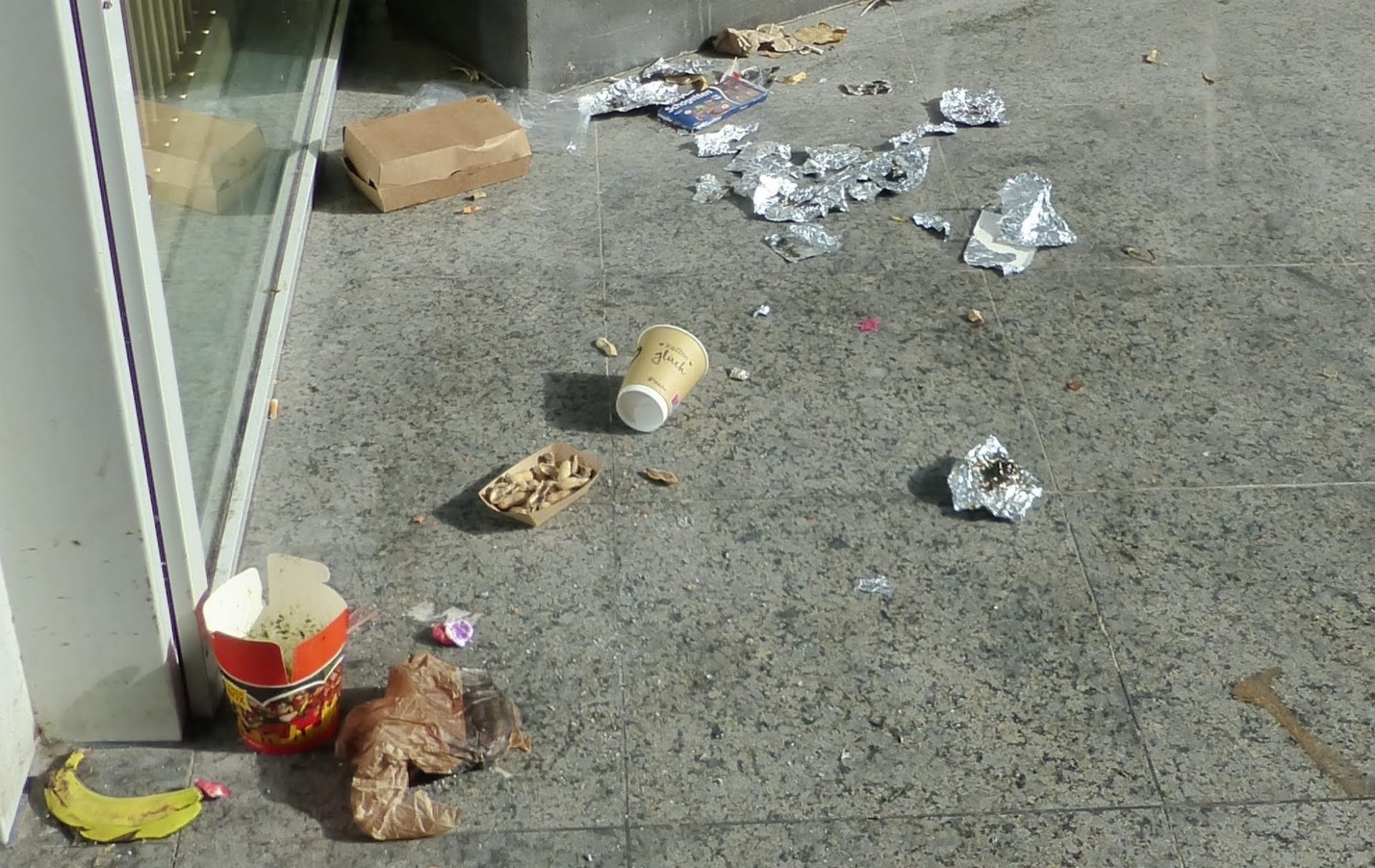 Verpackungsmüll eines Imbiss auf dem Fußboden.