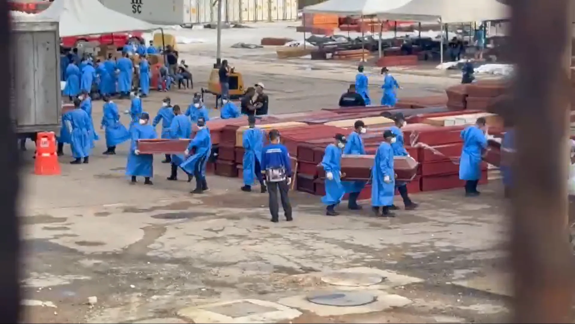 Trabajadores cargando féretros en el muelle de La Guaira