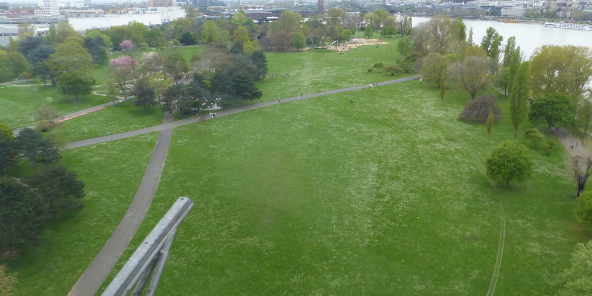 Blick auf den Rheinpark.