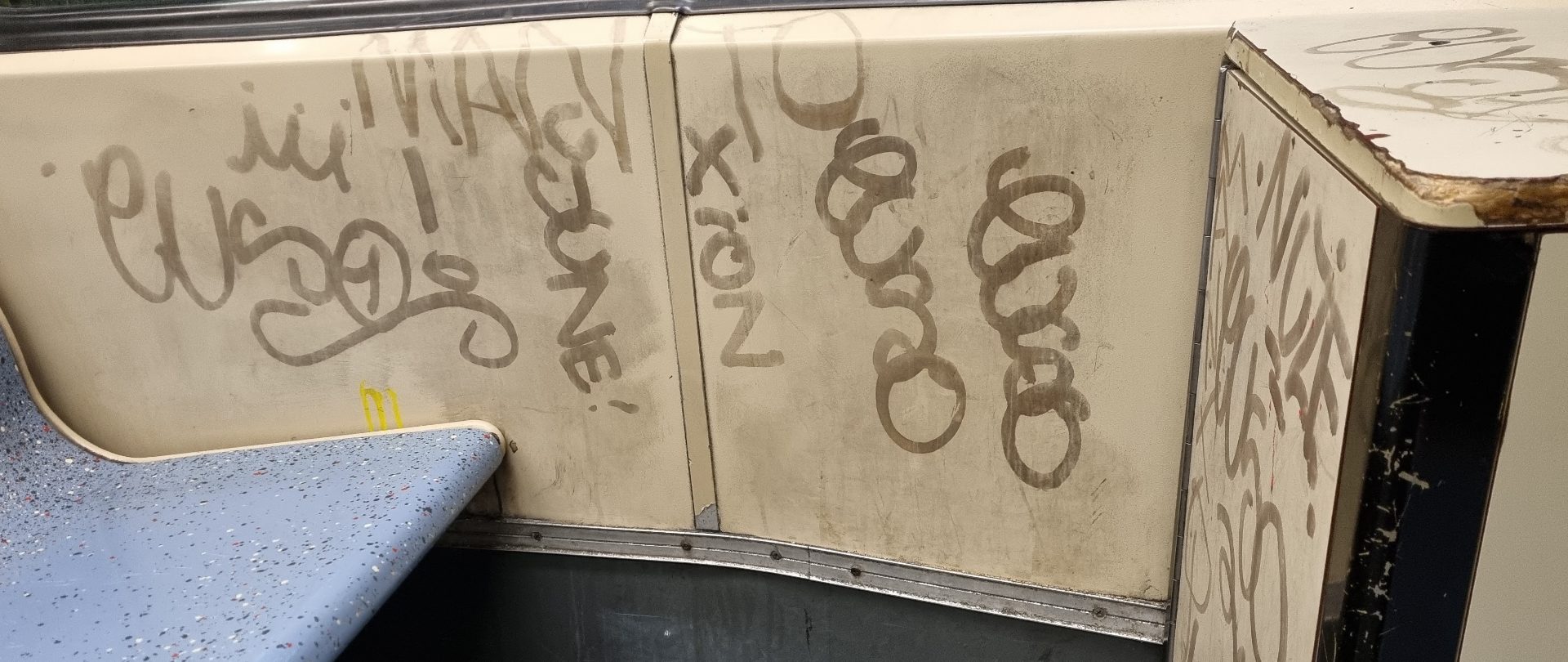 Mit Graffiti beschmierter Innenraum einer Stadtbahn.