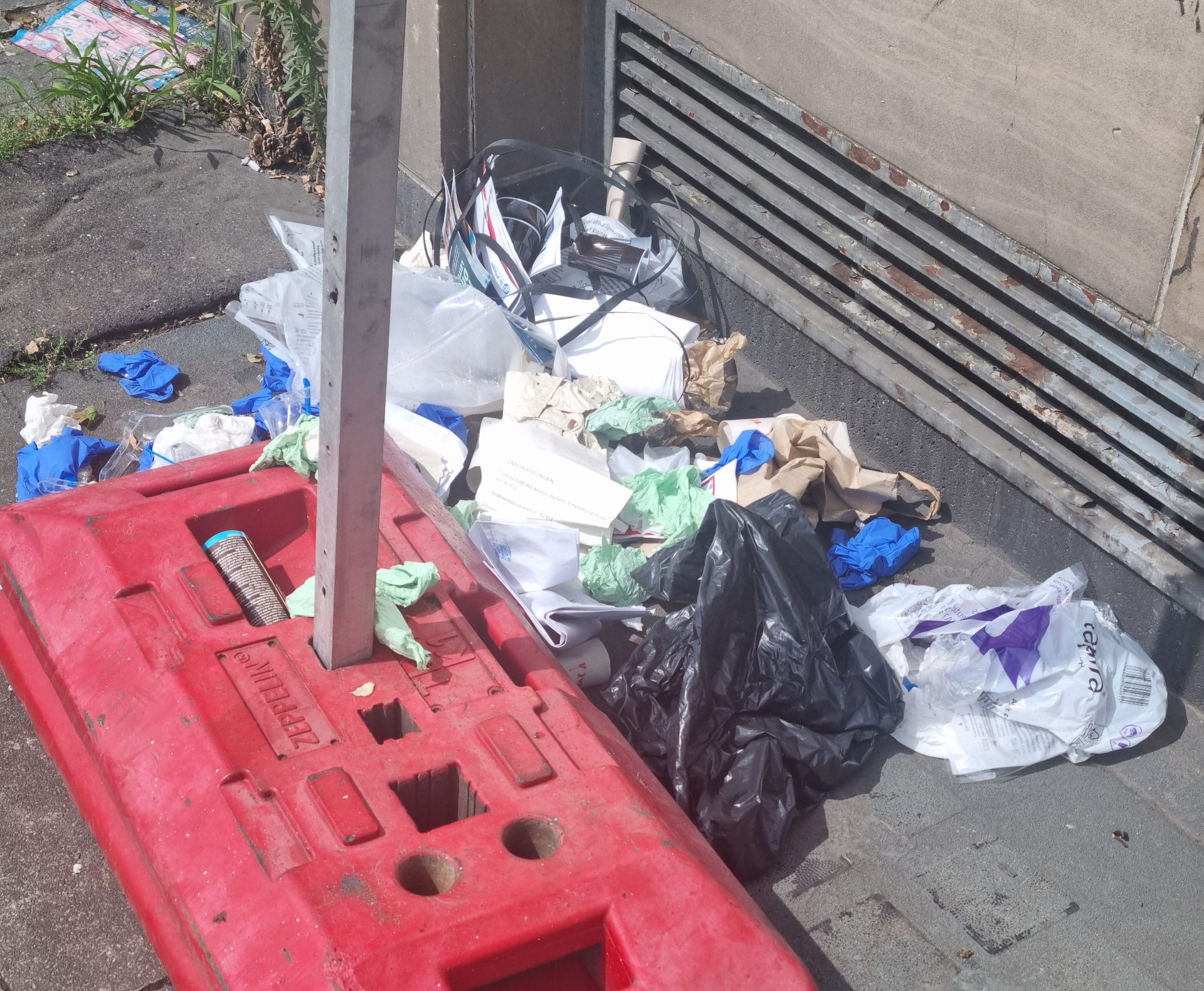 Wilder Müll auf einem Gehweg.