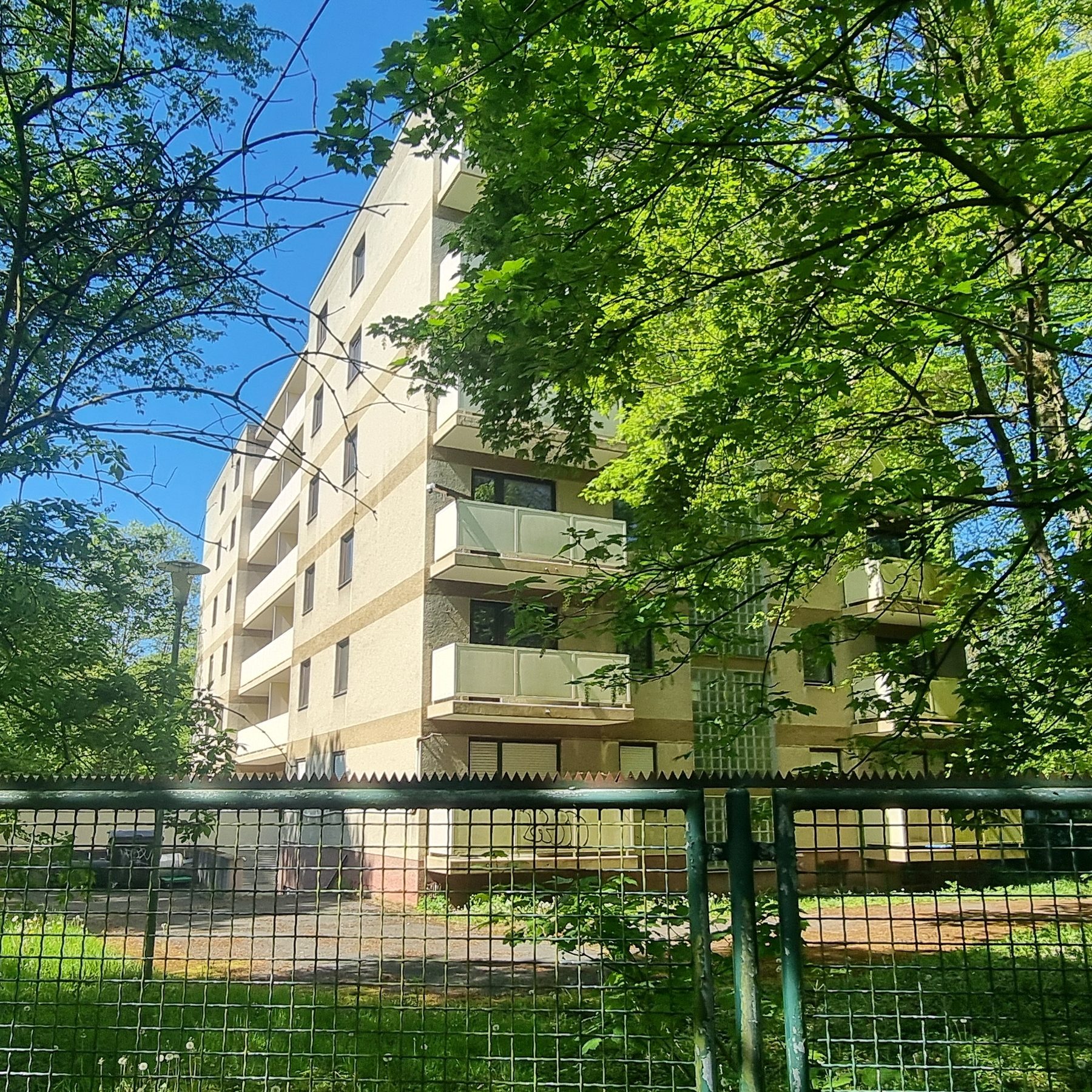Ein leerstehendes und ehemals von der Russischen Handelsmission genutztes Gebäude. A vacant building that was formerly used by the Russian Trade Mission.